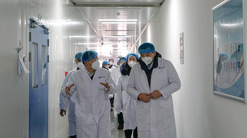 李沛興副省長調(diào)研隴神戎發(fā)時(shí)強(qiáng)調(diào) 以最快速度擴(kuò)產(chǎn)擴(kuò)能 保障群眾用藥需求