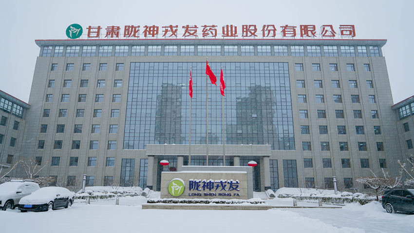 聞雪而動(dòng)為暢通，掃雪除冰保安全