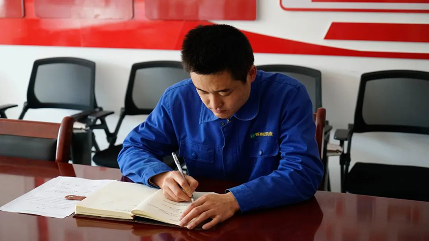 【以夢(mèng)為馬未下鞍 逐夢(mèng)前行再奮蹄】甘肅藥業(yè)集團(tuán)一屆三次職代會(huì)暨2023年工作會(huì)精神宣貫系列——專訪2022年度先進(jìn)工作者邵世軍【以夢(mèng)為馬未下鞍 逐夢(mèng)前行再奮蹄】甘肅藥業(yè)集團(tuán)一屆三次職代會(huì)暨2023年工作會(huì)精神宣貫系列——專訪2022年度先進(jìn)工作者邵世軍