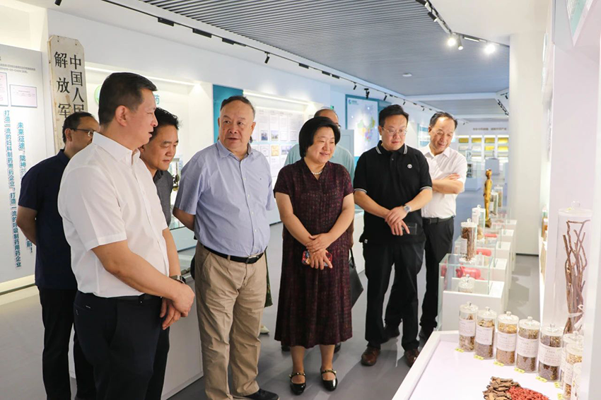 國(guó)際歐亞科學(xué)院院士、南京中醫(yī)藥大學(xué)教授段金廒一行到甘肅藥業(yè)集團(tuán)隴神戎發(fā)調(diào)研考察